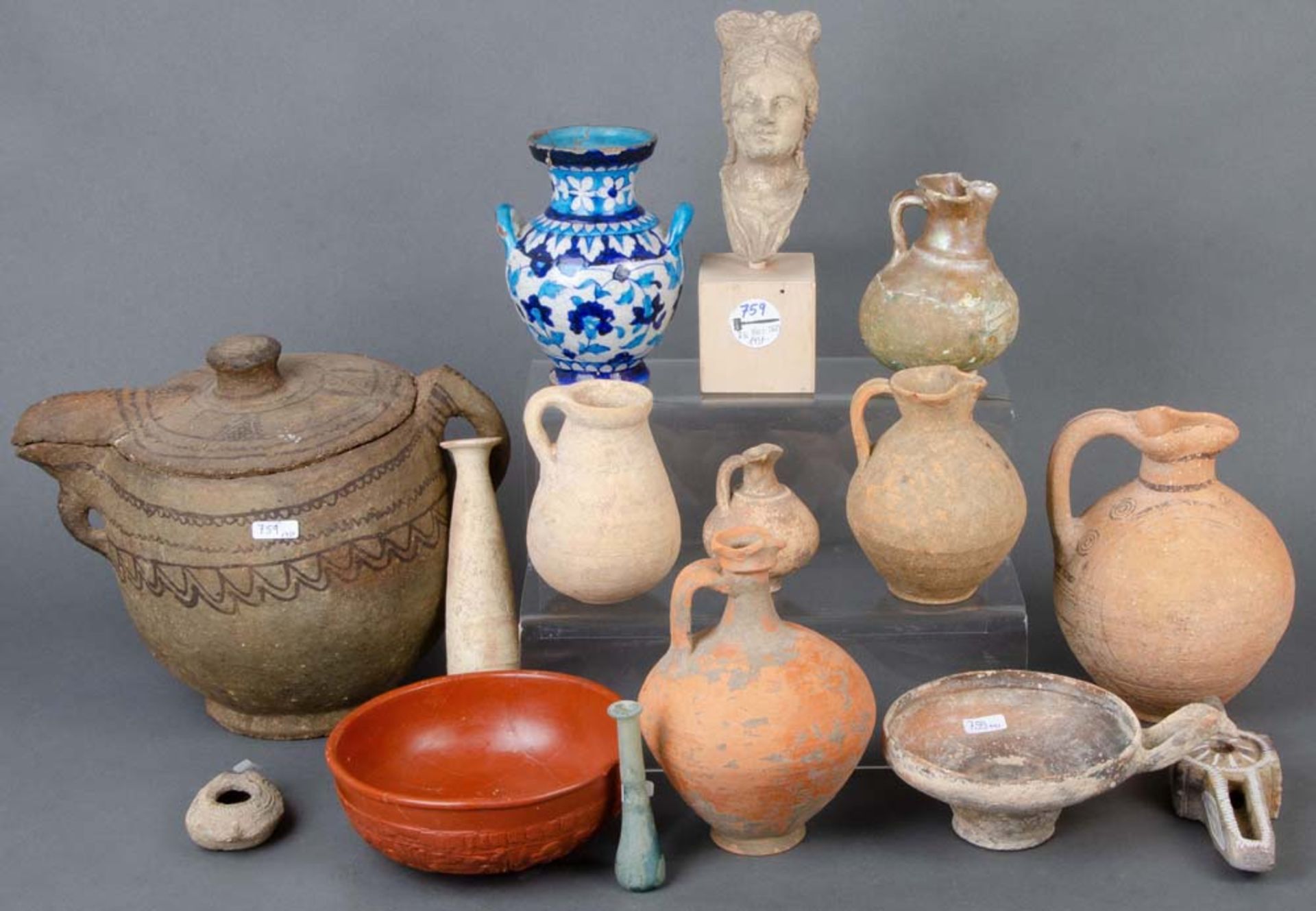 14 unterschiedliche Artefakte in verschiedenen Materialien, u.a. Gallien, Persien und Römisches