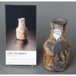 Uwe Löllmann (geb. 1955). Vase. Keramik, mit Quarzeinschlüssen und Verkrustungen im Holzbrand, am