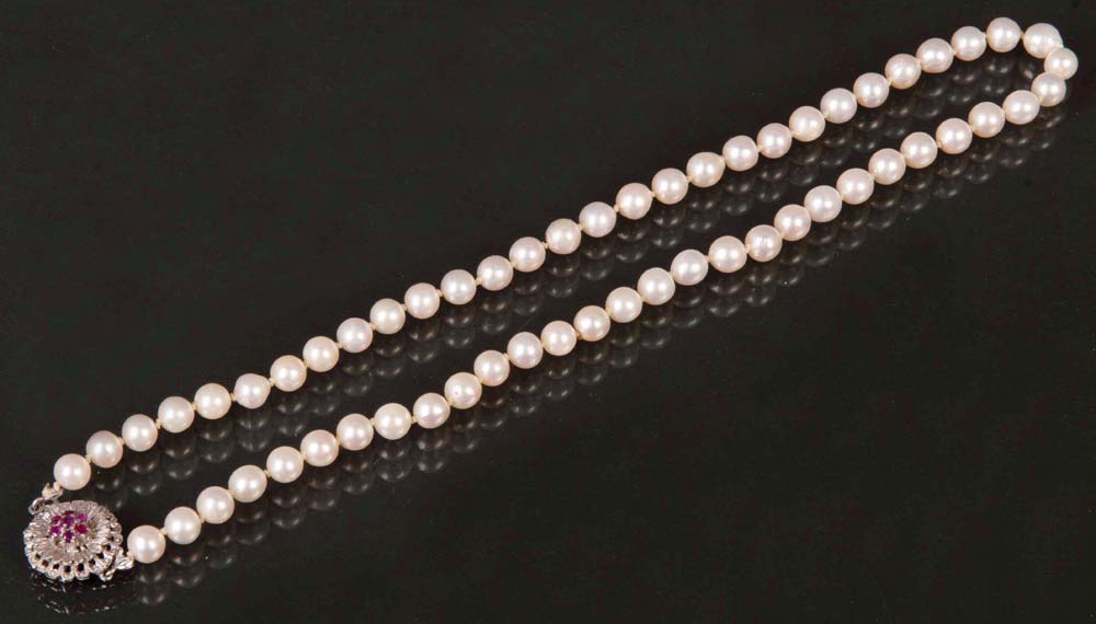 Perlenkette mit 18 ct Weißgoldverschluss, ca. 5 g, besetzt mit Rubinen, L=48 cm.