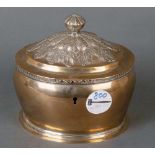 Ovale Zuckerdose mit Schloss ohne Schlüssel. Wohl deutsch 19. Jh. 12-lötiges Silber, ca. 575 g, mit