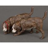 Paar nebeneinander laufende Hunde. Wien 20. Jh. Weißbronze, bunt bemalt, H=8 cm.