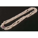 Dreisträngige Perlenkette mit 18 ct Weißgoldverschluss, besetzt mit Rubinen, L=61 cm.