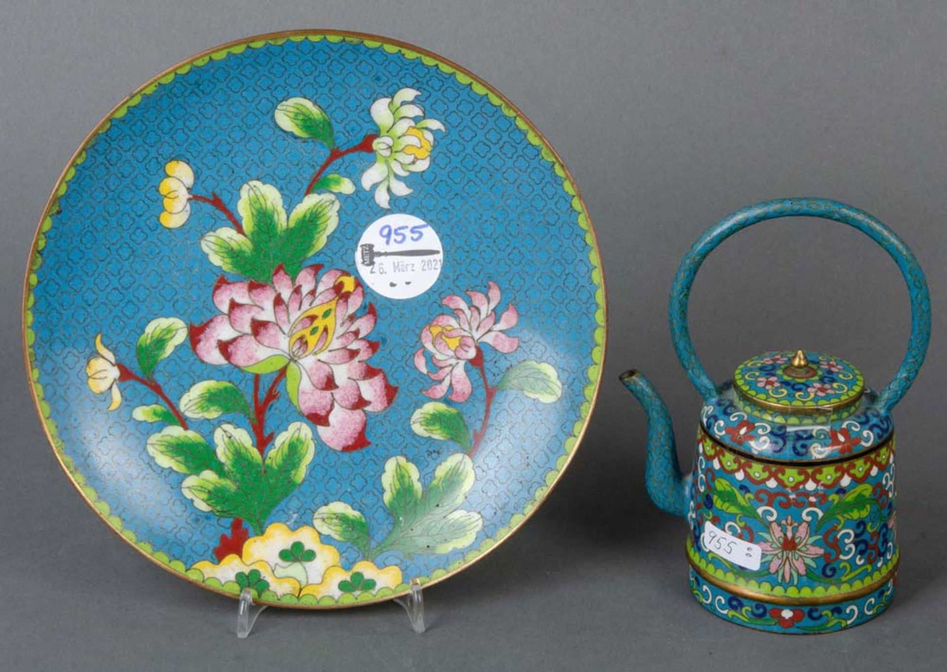 Cloisonné-Kännchen und -Teller. Asien. Beide Teile mit buntem Floraldekor, H=15,5 cm / D=20,5 cm.