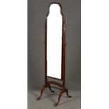 Schwenk-Standspiegel. England um 1900. Massiv Mahagoni, teilw. furniert, H=161,5 cm, B=42 cm, T=47