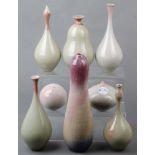 Sechs moderne Vasen und zwei Dekorationskugeln. Deutsch 20. Jh. Keramik, bunt glasiert, am Boden