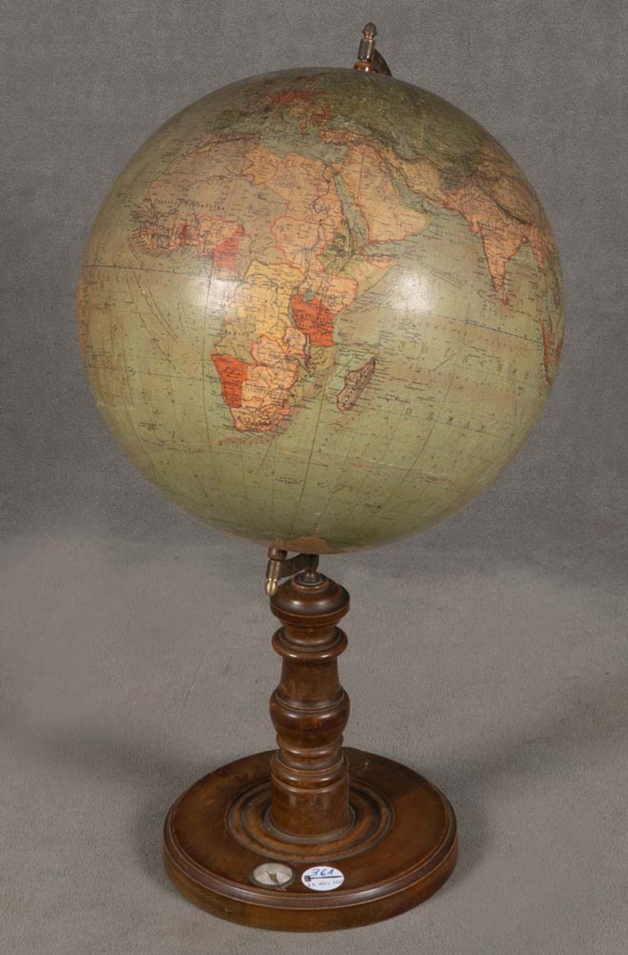 Globus, Marke „Otto Herkt“. Holz, mit Kompass im Fuß.