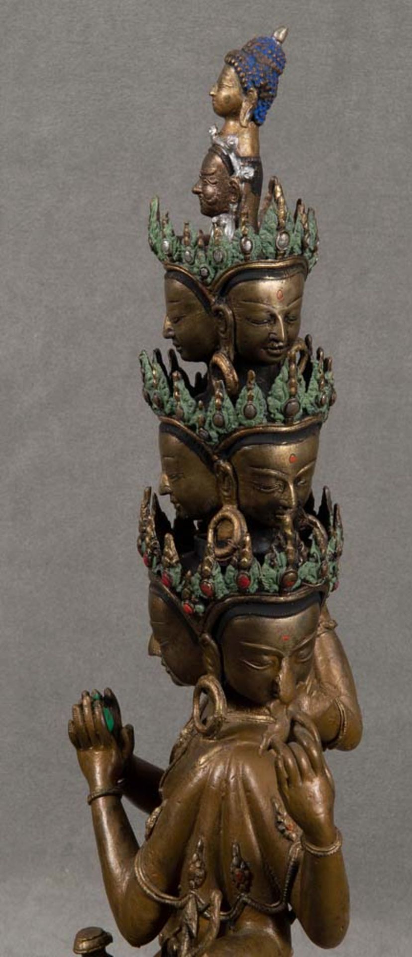 Große Figur des elfköpfigen Avalokiteshvara. Asien. Bronze, bemalt, H=63 cm. ** - Image 3 of 4