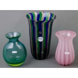 Drei unterschiedliche Vasen. Murano 20. Jh. Farbloses Glas, farbig überfangen, mit