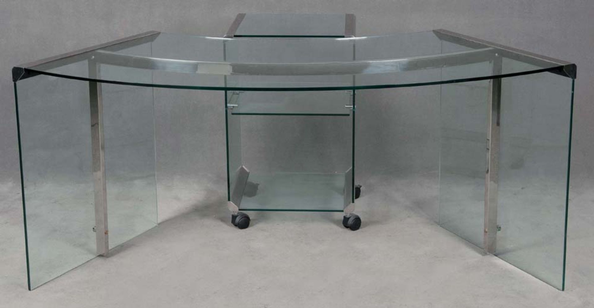 Halbrunder Glasschreibtisch mit Beischrank und Bürostuhl auf Rollen, H=74 cm, B=46,5 cm, T=41