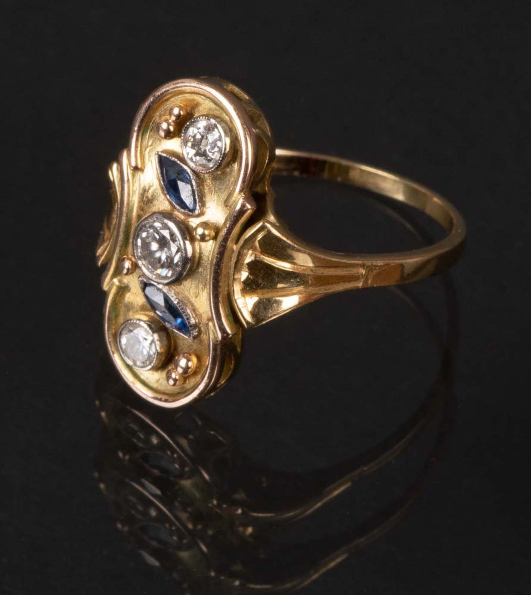 Damenring. Juweliers-Arbeit aus den 1930er Jahren. 18 ct Gelbgold, ca. 5 g, besetzt mit drei