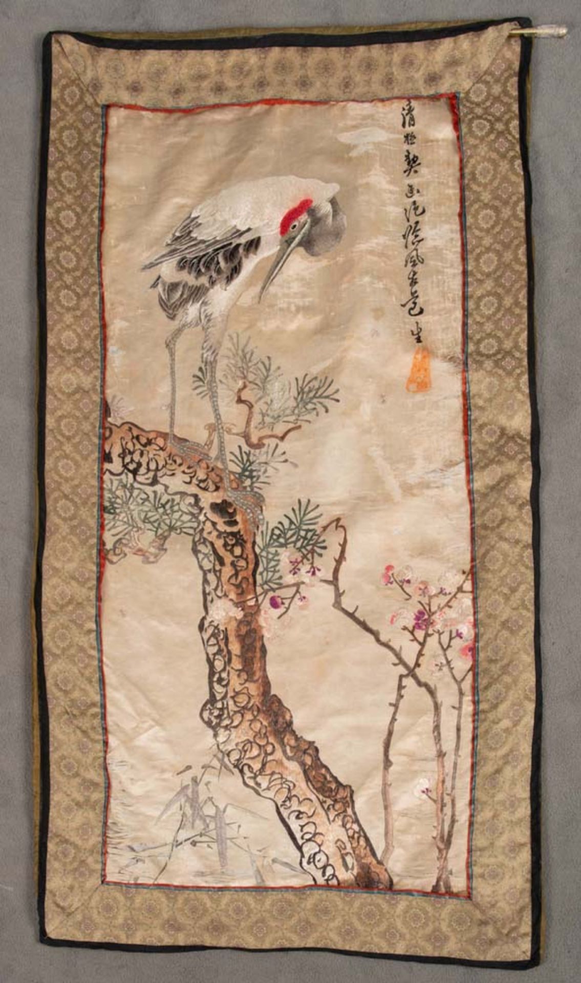 Asiatische Seidenstickerei mit Paradiesvogel auf Baumstamm, re./o./sign., 109,5 x 56 cm.