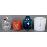 Vier unterschiedliche Vasen, u.a. Kosta Boda / B. Vallien 20. Jh. Farbloses Glas, teilw. farbig