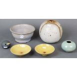 Sechstlgs. Konvolut moderne Keramik: Zwei Vasen, drei Schalen und eine Kugel, u.a. Entwurf und sign.