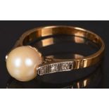 Damenring. 18 ct Gelbgold, ca. 4 g, besetzt mit Perle und Brillanten, ca. 0,06 ct, Ringgröße 57. (