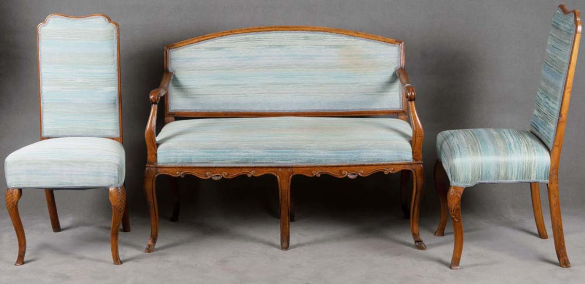 Dreitlge. Sitzgarnitur. Deutsch 18. Jh. Bestehend aus: Ein Paar Stühle und ein Sofa (B=120 cm).