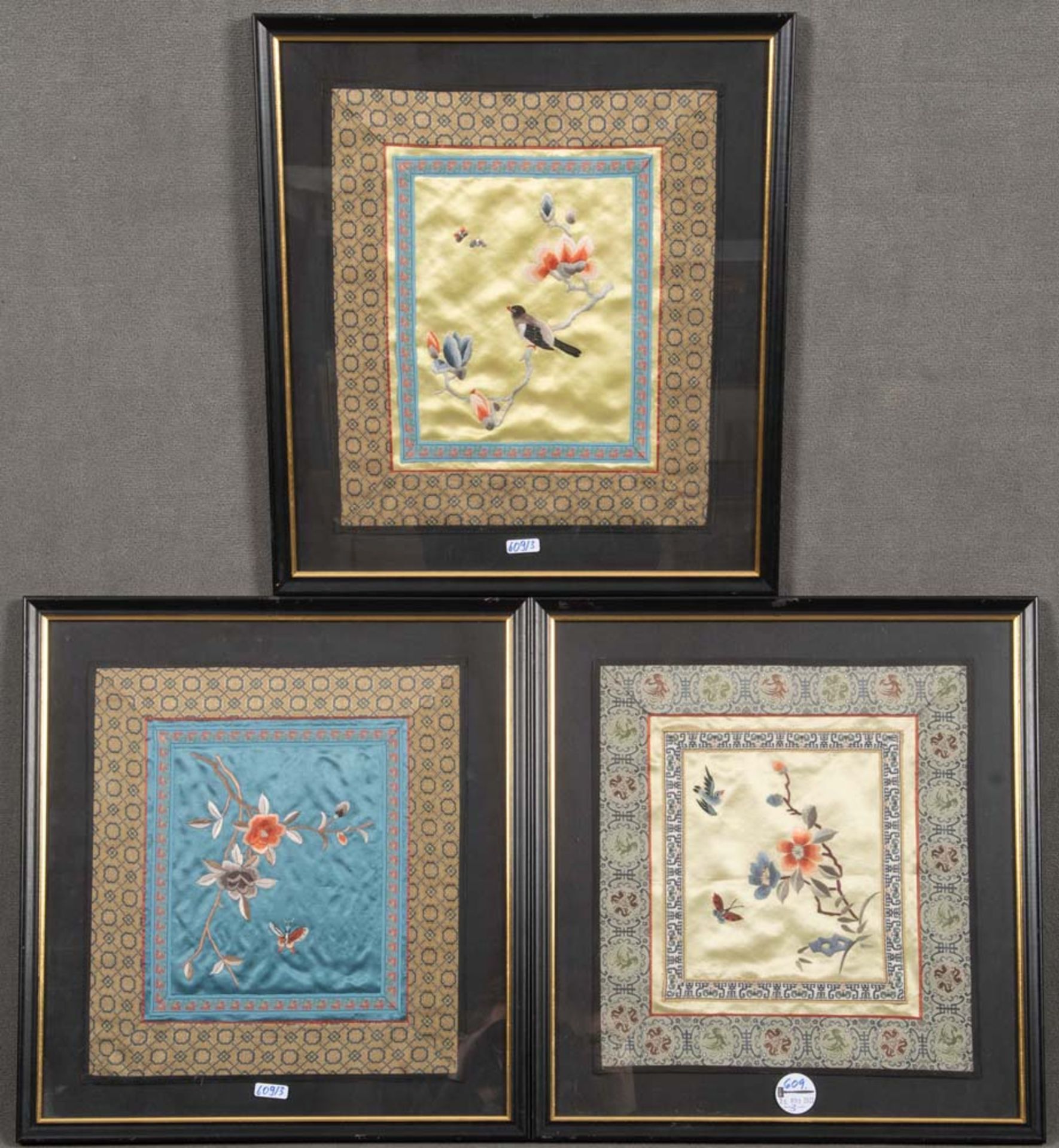 Drei asiatische Seidenbilder mit Vögeln, Blumen und Insekten, hi./Gl./gerahmt, je 19 x 16,5 cm.