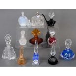 Sammlung von zwölf unterschiedlichen Glasflakons. Meist Frankreich 20. Jh. H=5,5 bis 17,5 cm.