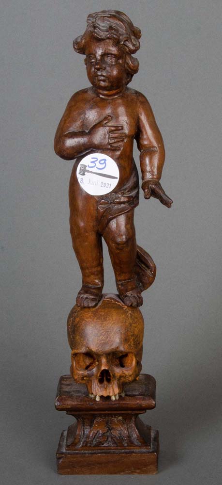 Putto, auf Totenkopf stehend. Deutsch 19. Jh. Massivholz, geschnitzt, H=34,5 cm.