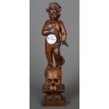 Putto, auf Totenkopf stehend. Deutsch 19. Jh. Massivholz, geschnitzt, H=34,5 cm.