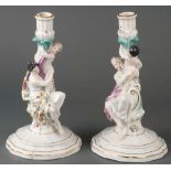 Paar Leuchter „Dulongrelief“. Meissen 1740-43. Je auf rundem, mehrpasssigem, profiliertem Standfuß