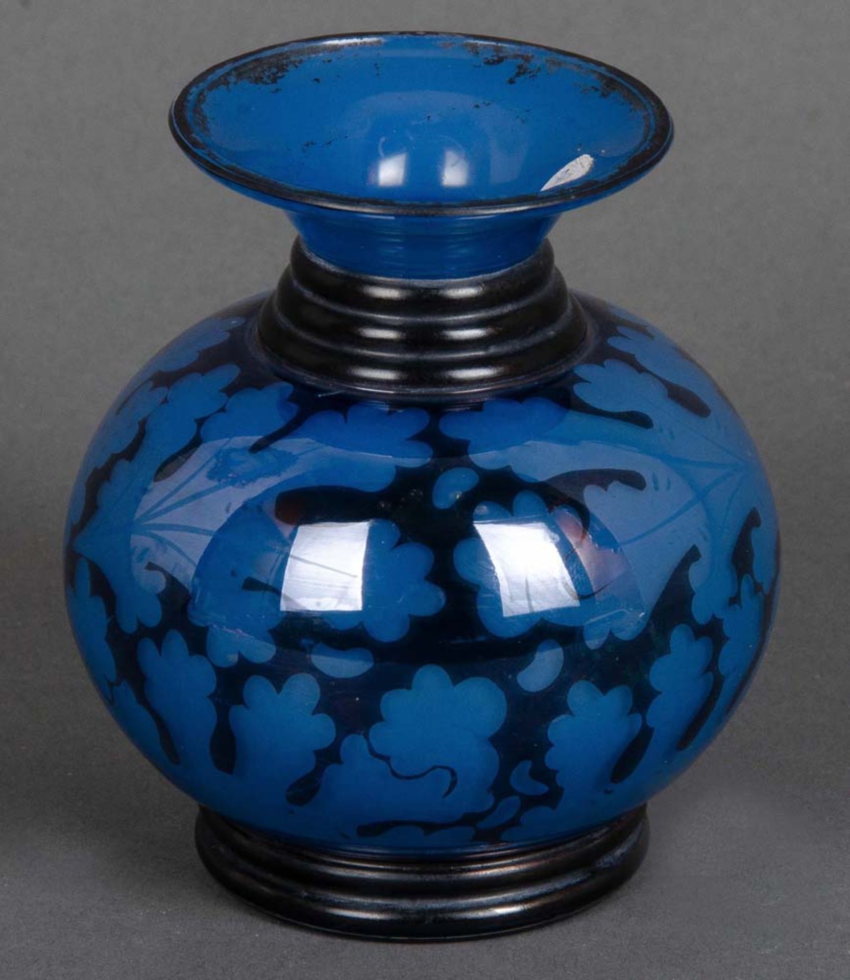 Jean Beck (1862-1938). Kugelvase. Farbloses Glas, überfangen und poliert, am Boden Ätzsignatur, H=