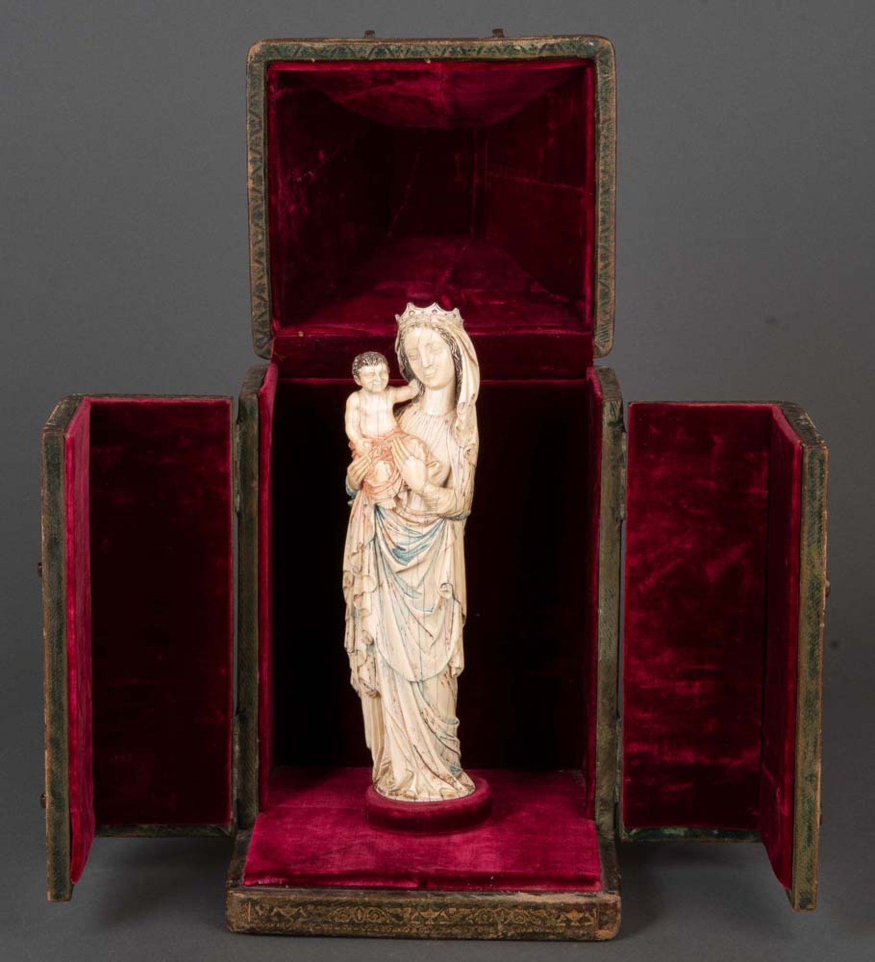 Muttergottes mit Kind. Wohl Pariser Meister des 14. Jhs. Die vollplastisch geschnitzte Madonna mit