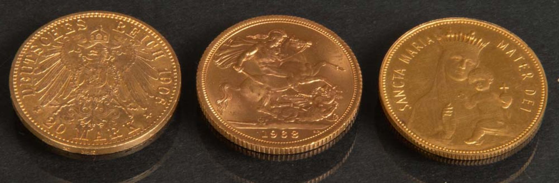 Drei Goldmünzen bzw. -medaillen „Elisabeth II Dei Grazia Regina 1968“, „Mater Dei Sancta Maria“, „20