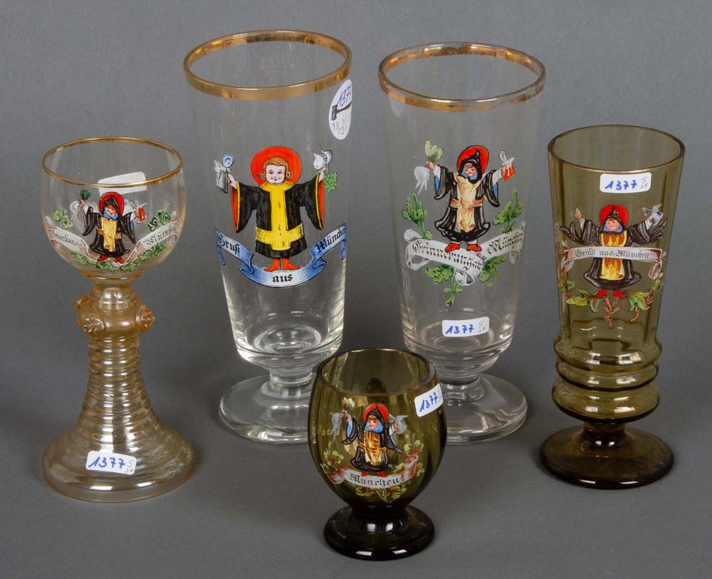 Fünf Souvenir-Gläser. Deutsch 20. Jh. Je auf der Schauseite bunt dekoriert bzw. emailliert mit „