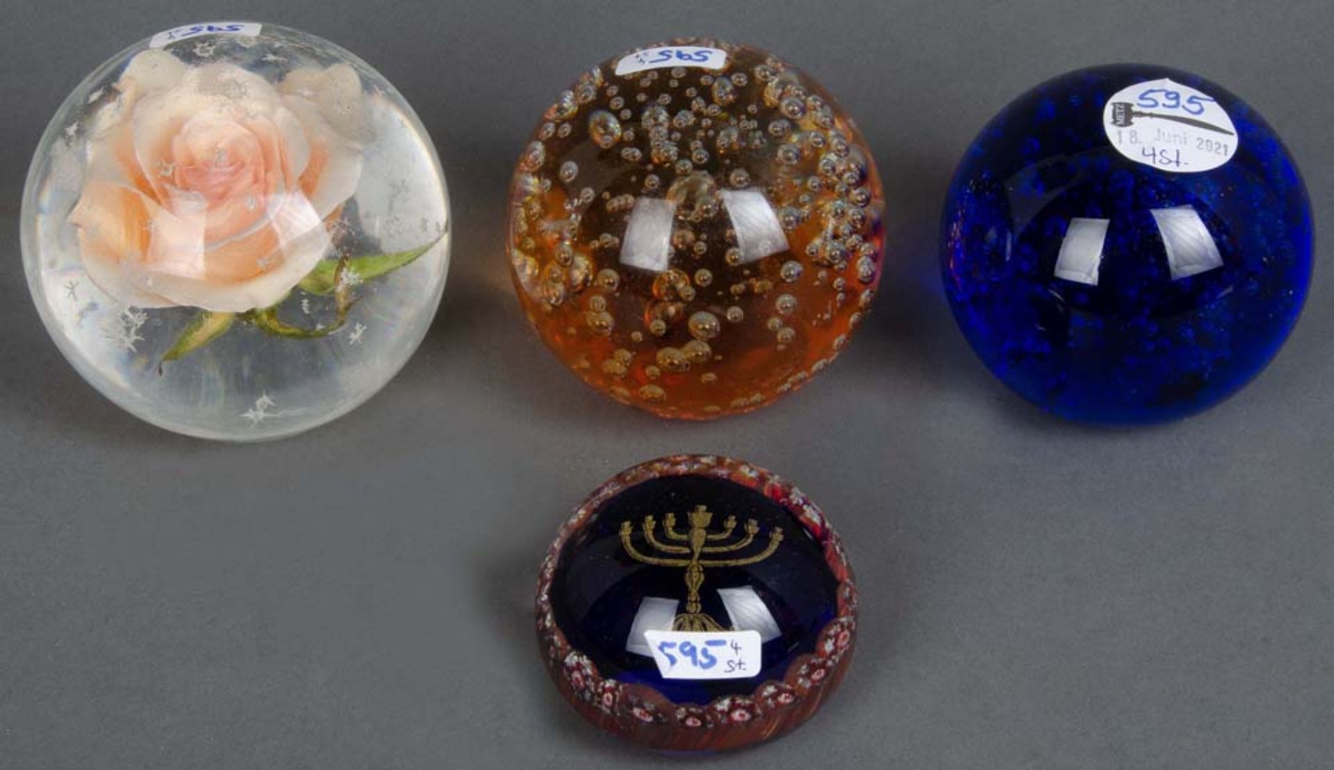 Vier Paperweights, u.a. Murano. Farbloses bzw. farbiges Glas mit Einschmelzungen, H=5,2 bis 8,6 cm.