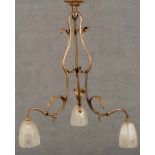 Dreiflammige Deckenlampe. Frankreich 20. Jh. Messinggestell, mit Glasschirmen, H=78 cm, D=64 cm. **