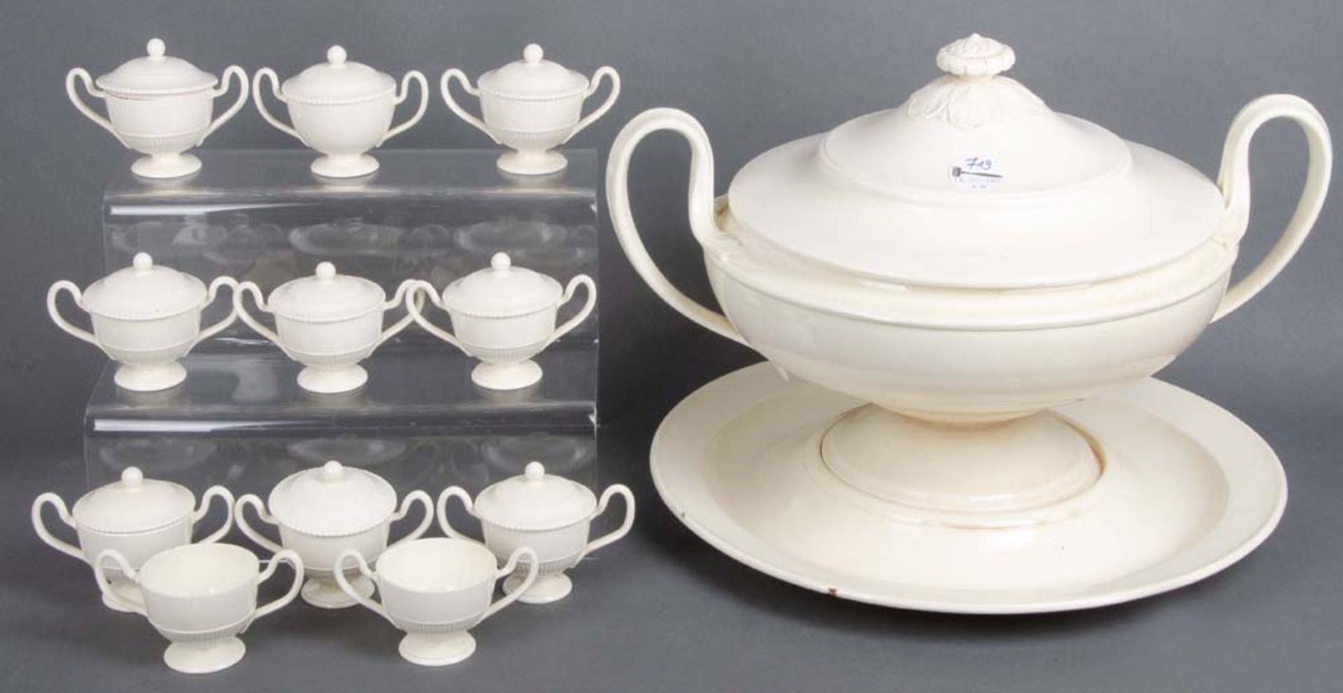 Zwölftlgs. Teilservice. Wedgwood 1920. Bestehend aus: Einer großen runden Henkelterrine (H=26 cm,