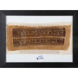 Textilfragment, wohl koptisch, hi./Gl./gerahmt, 38 x 14 cm. **