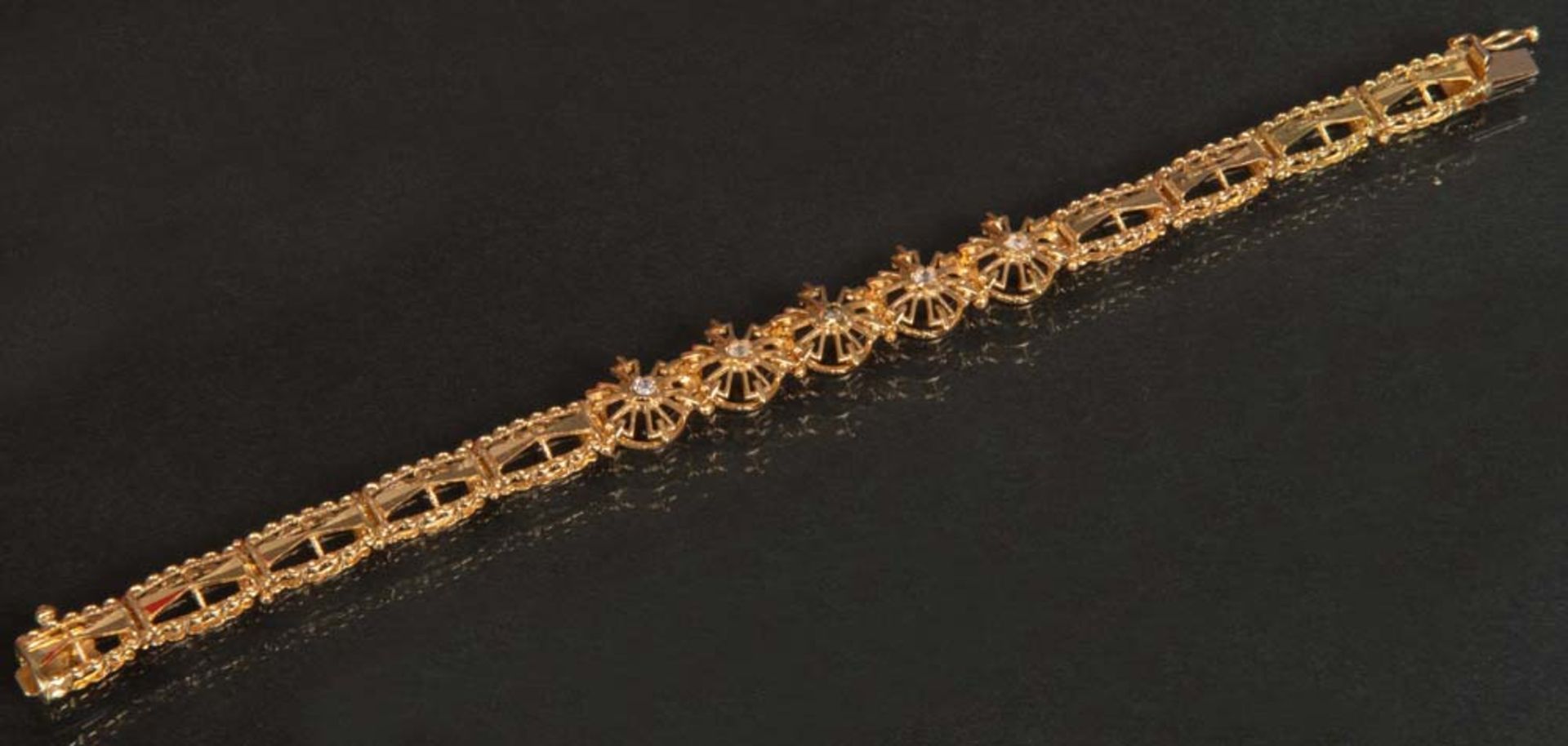 Armband. 18 ct Gelbgold, ca. 15 g, mit Steinbesatz, L=17 cm.