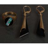 Ein Paar Ohrgehänge und ein Damenring. 8 ct Gelbgold, ca. 7 g, besetzt mit Onyx bzw. Opal, Ringgröße