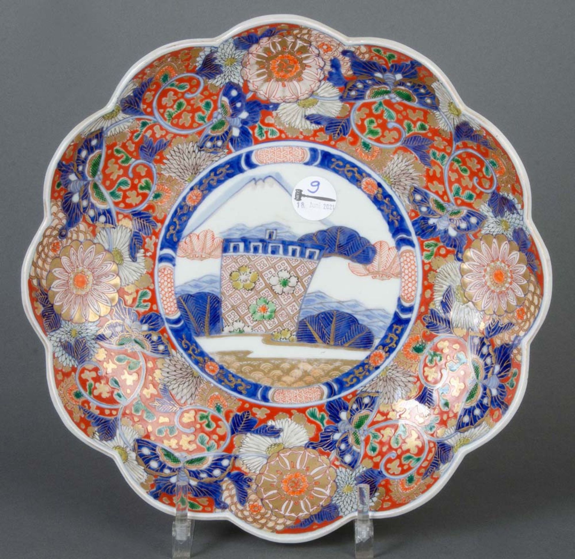 Imari-Platte. Japan. Porzellan, unterglasurblau bemalt, reich farbig überdekoriert, D=35,5 cm. (