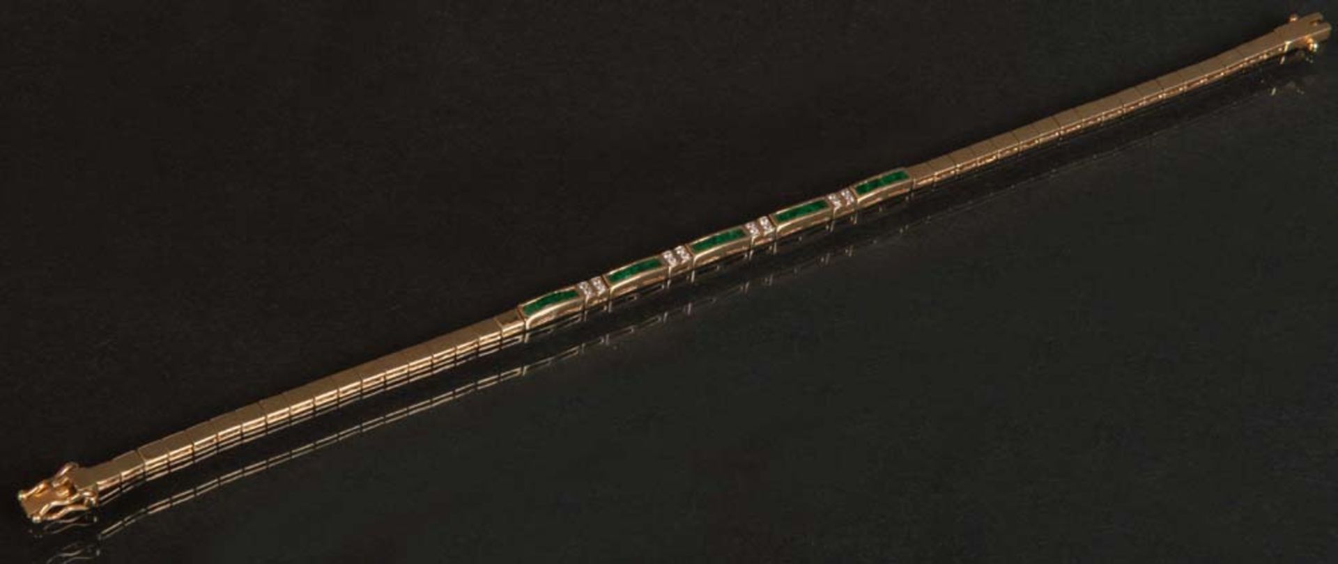 Armband. 14 ct Gelbgold, ca. 7 g, besetzt mit Brillanten, ca. 0,08 ct, L=18 cm.