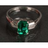 Damenring. Platin, besetzt mit Brillant, ca. 0,40 ct, und Smaragd, Ringgröße 53.
