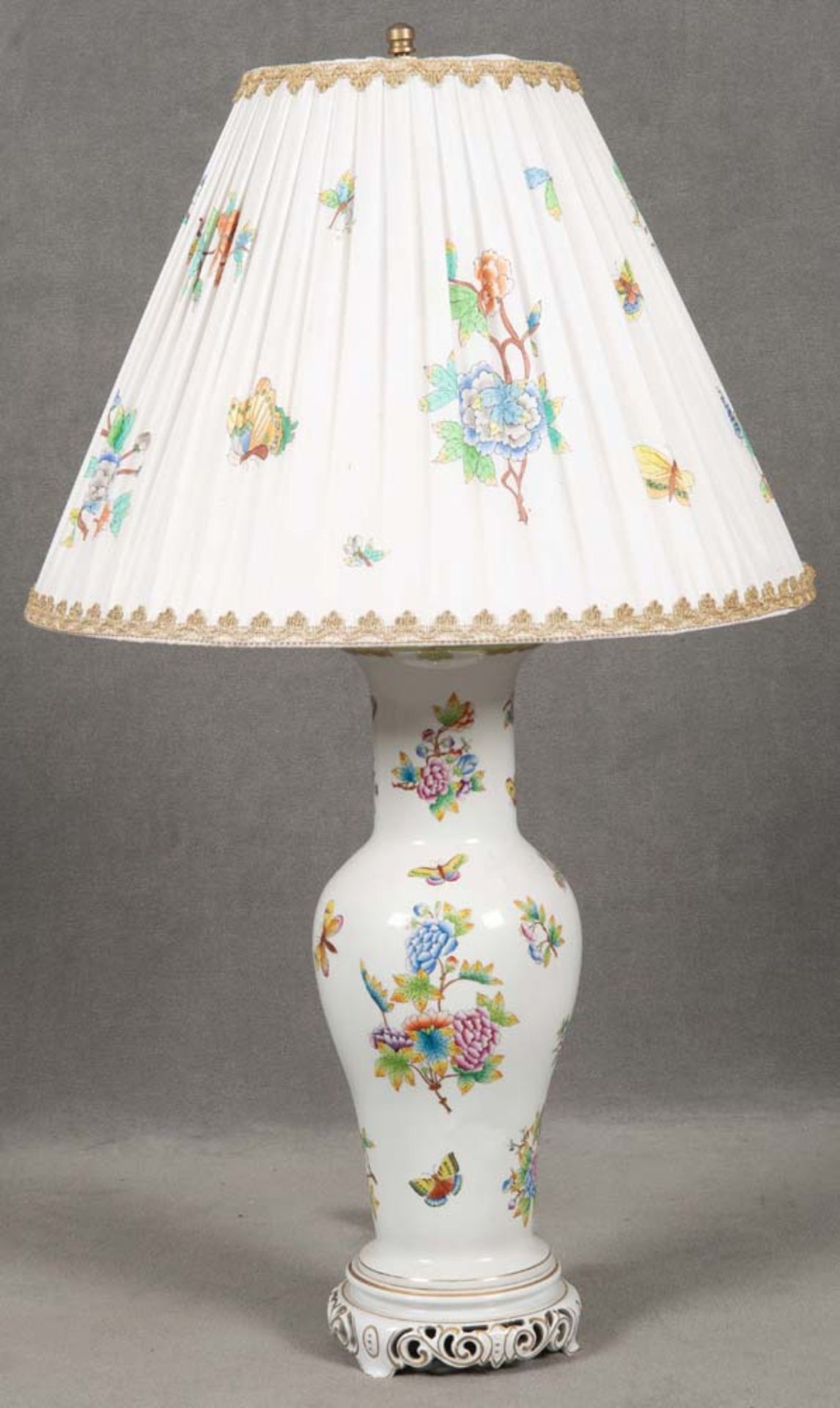Porzellan-Tischlampe. Herend 20. Jh. Bunt bemalt mit Floral- und Insektendekor; Stoffschirm mit
