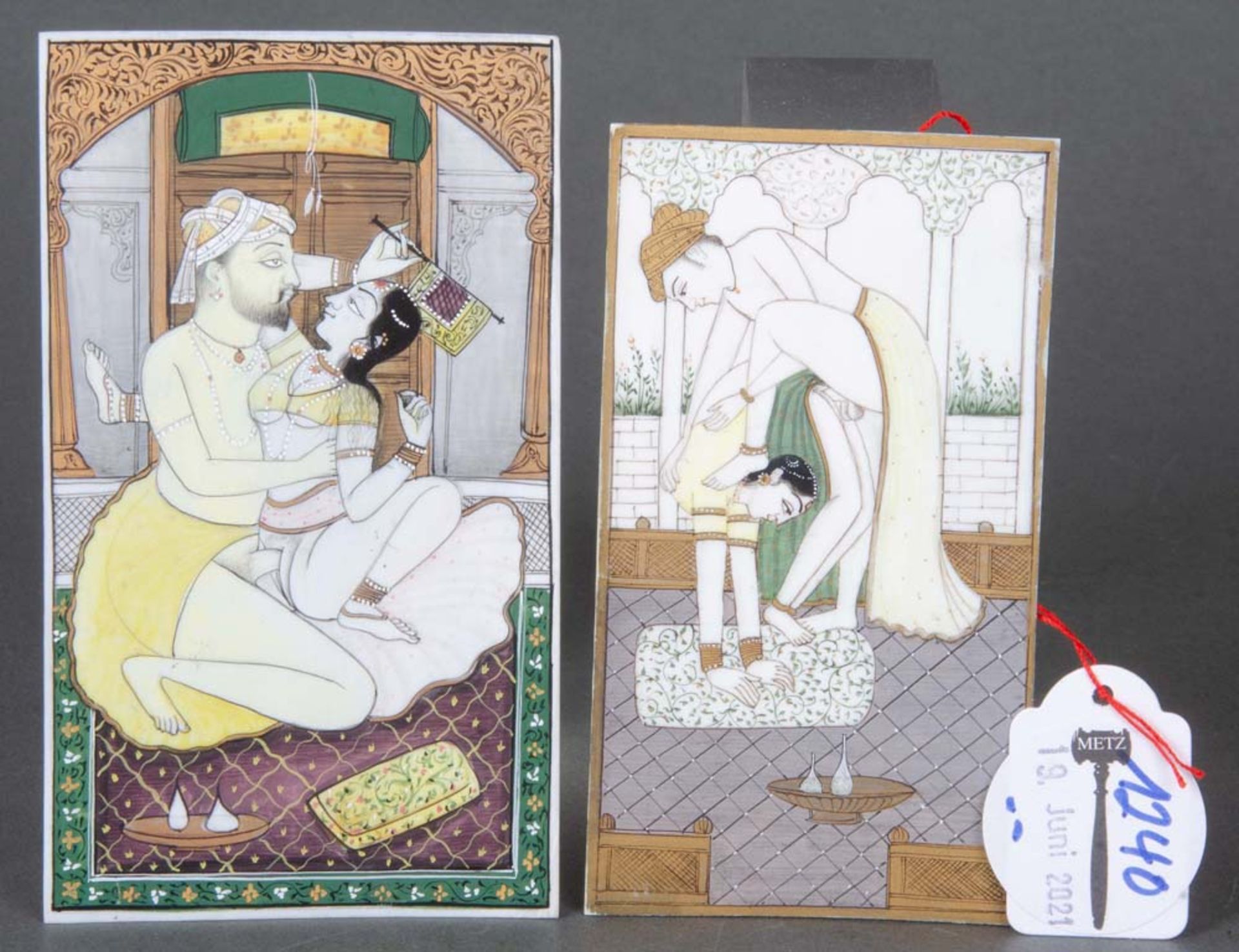Zwei erotische Miniaturen. Indien. Elfenbein, bunt bemalt, 11,5 x 6,2 / 12,8 x 7,2 cm.