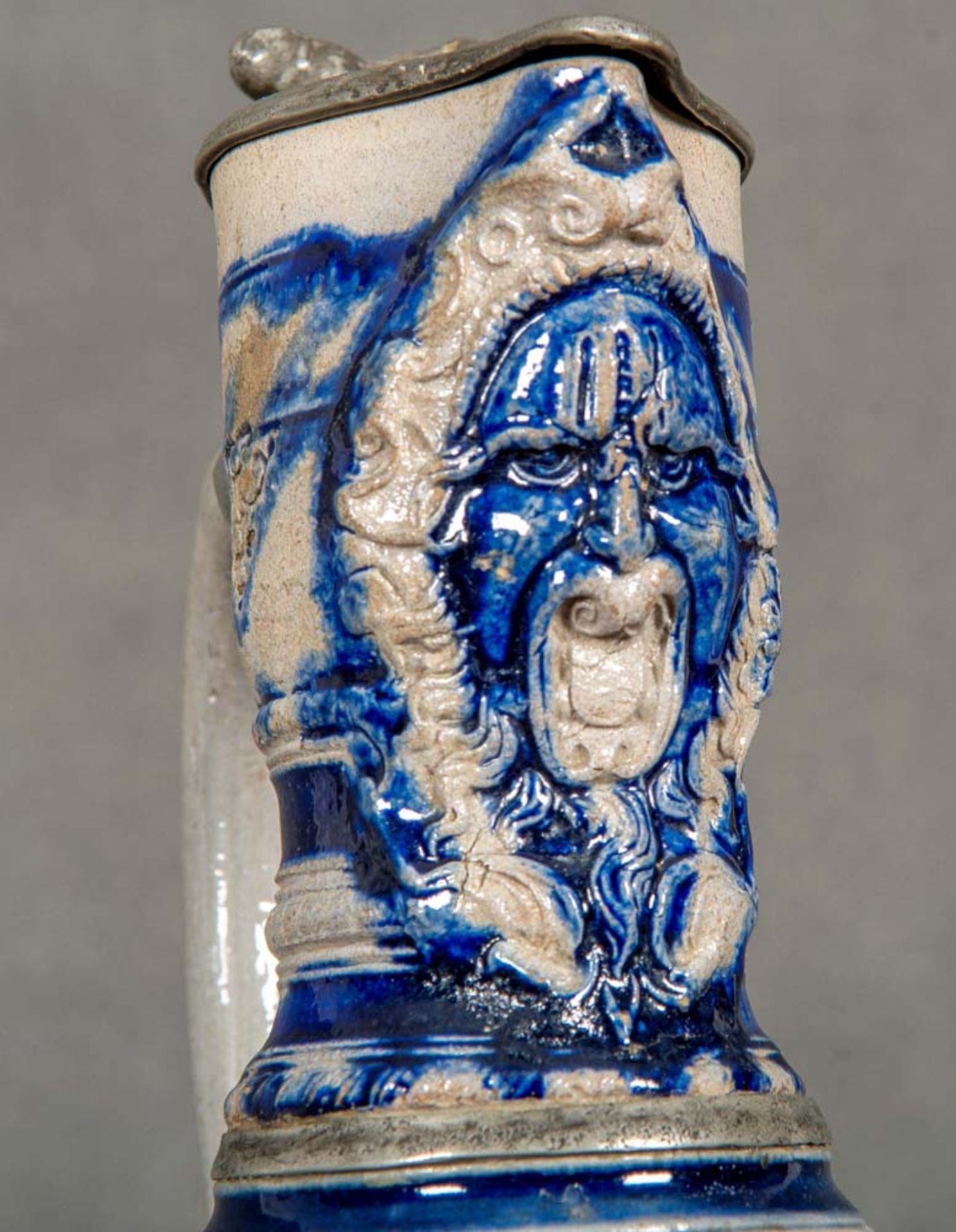 Enghalskrug. Westerwald um 1670. Graues, salzglasiertes Steinzeug, teilw. blau staffiert, mit - Image 2 of 4