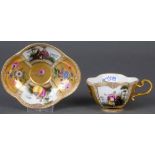 Vierpassige Tasse mit Unterschale. Meissen 19. Jh. Beide Teile bunt bemalt mit Watteauszenen in