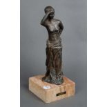 Kopp (Bildhauer des 20. Jhs.). Stehender Frauenakt. Bronze, auf rechteckigem Marmorsockel, bez., H=