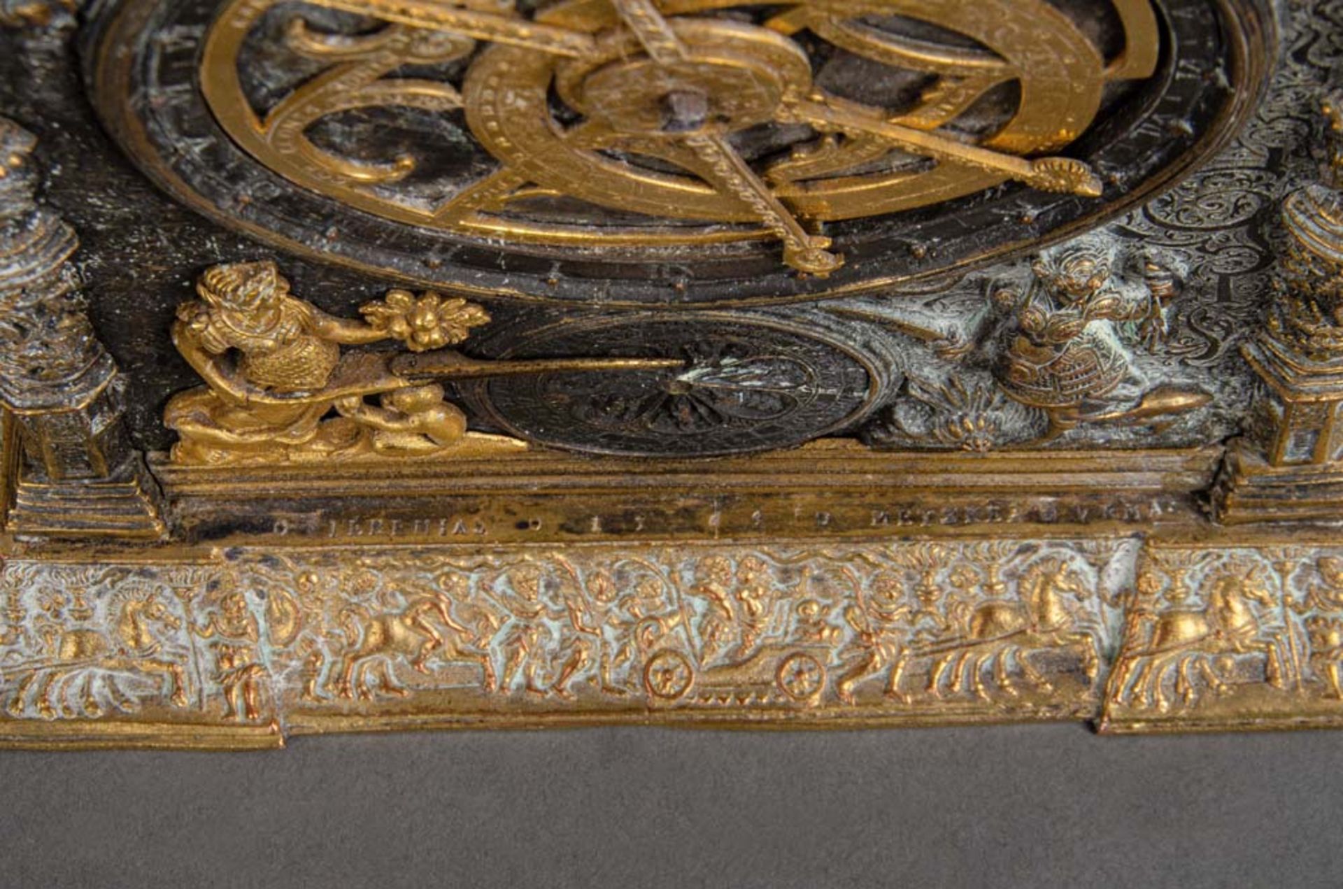 Astronomische Tischuhr. Augsburg. Bronze / Eisen, teilw. vergoldet, durchbrochen, ziseliert und - Image 3 of 4