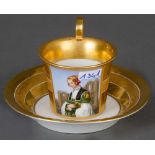 Tasse mit Unterschale. Meissen 19. Jh. Beide Teile reich gold gehöht und radiert. Schauseite bunt