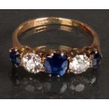 Damenring. 18 ct Gelbgold, besetzt mit Brillanten, ca. 0,80 ct, und saphirfarbigen Steinen,