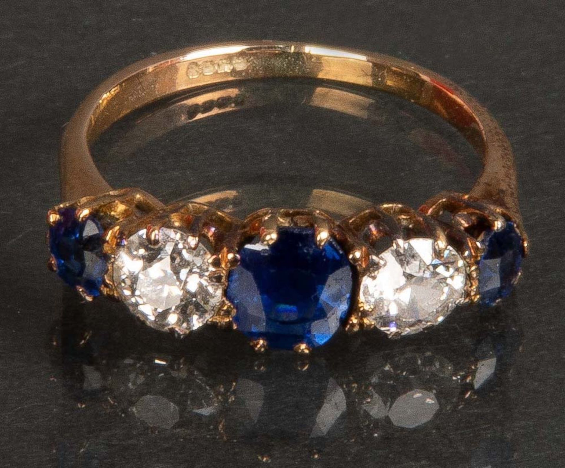 Damenring. 18 ct Gelbgold, besetzt mit Brillanten, ca. 0,80 ct, und saphirfarbigen Steinen,