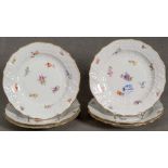 Sechs Teller. Meissen 19. Jh. Je mit Korbflechtrand, bunt bemalt mit Steublumen, Goldrand.