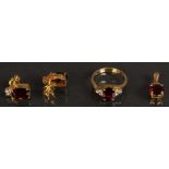 Dreitlge. Schmuckgarnitur: Ein Anhänger, ein Paar Ohrstecker und ein Ring. 14 ct Gelbgold, ca. 10 g,