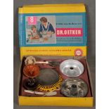 „Fröhliches Backen mit Dr. Oetker“, 50er/60er Jahre, „Art. No. 915“, Utensilien im Original-Karton.