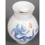 Vase. Meissen 20. Jh. Bemalt mit blauem Drachendekor. Porzellan, am Boden unterglasurblaue